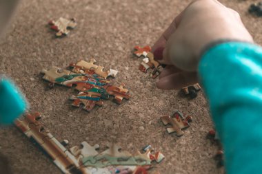 Kahverengi mantarla yapboz yapan kadın. Çözümler ve mekansal görüş