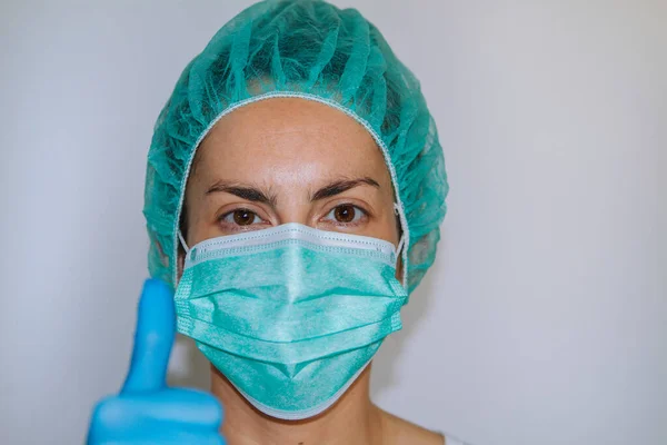 Doktor Whit tıbbi şapka, maske ve plastik eldiven. Covid-19 'a koruma