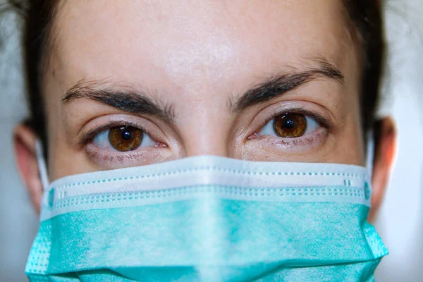 Sıradan hemşire koruyucu ekipmanları. Maske. Endişe. Kapat.