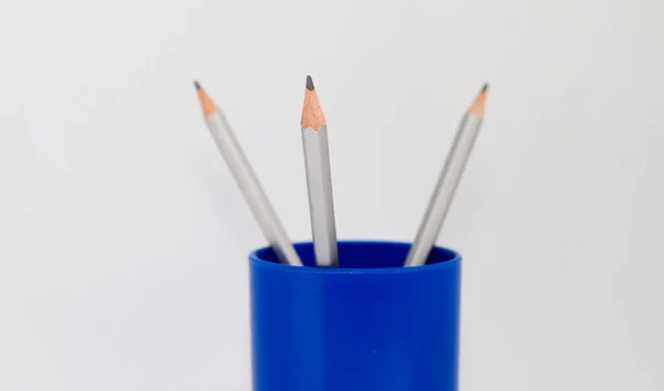 Kalemleri olan mavi plastik kalem tutacağı. Okul ve öğrenci materyali