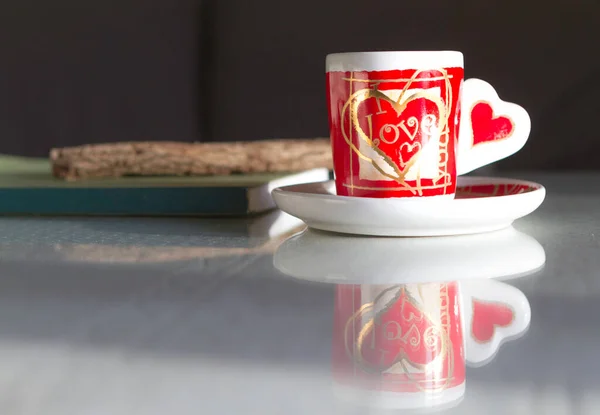 Bardağa yansıyan kahveyle aşk bardağı. Rahat ve ev
