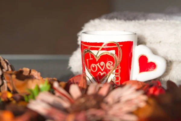 Kahve aşkı kupası ve kuru çiçekler. Seçici odak