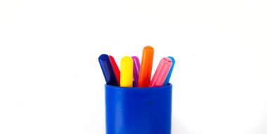 Beyaz arka planda izole edilmiş camdaki renkli kalemler.