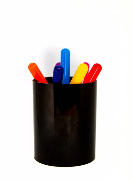在白色背景上隔离的玻璃杯中的彩色铅笔 — 图库照片