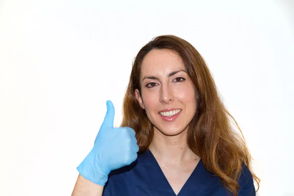 Beyaz arka planda gülümseyen kadın doktor.