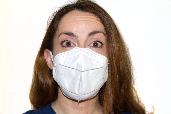 Beyaz arka planda yüz maskesi olan kadın portresi ve sürpriz gözler.