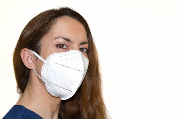 Beyaz arka planda yüz maskesi olan kadın portresi