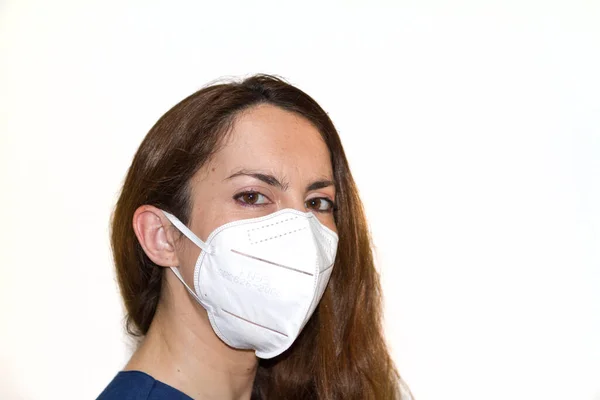 Beyaz arka planda yüz maskesi olan kadın portresi