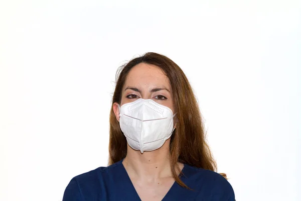 Beyaz arka planda yüz maskesi olan kadın portresi