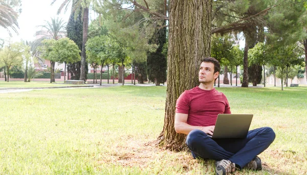 Yetişkinler parkta dizüstü bilgisayarla çalışıyor. Serbest Çalışan