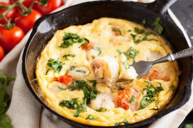 Deniz ürünleri karides ve siyah bir tavada tarak ile güveç. Sağlıklı yemek