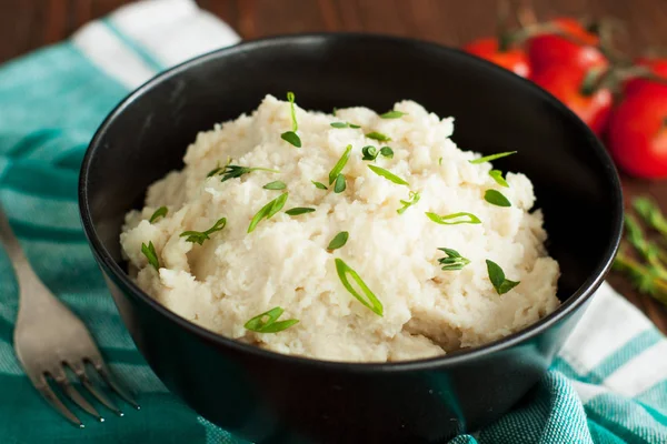 Mashed Cauliflower Garlic Thyme Scallion Black Bowl Wooden Table — Stock Photo, Image