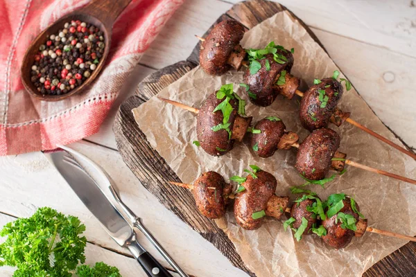 Mantar ve ahşap kesme tahtası, üstten görünüm üzerinde taze otlar bitkisel şiş ızgara