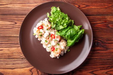 Hindistan cevizi sütü pirinç karides ve taze ıspanak ve maydanoz ile