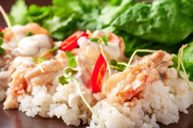 Hindistan cevizi sütü pirinç karides ve taze ıspanak ve maydanoz ile