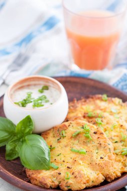 Fesleğenli ekşi krema soslu sebze kızartması yapılan havuç, kabak, dilimlenmiş scallions hizmet