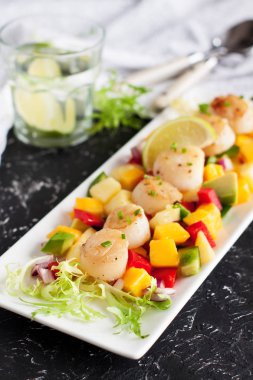 Mango ve ananas salsa siyah tablo ile kurutulmuş tarak