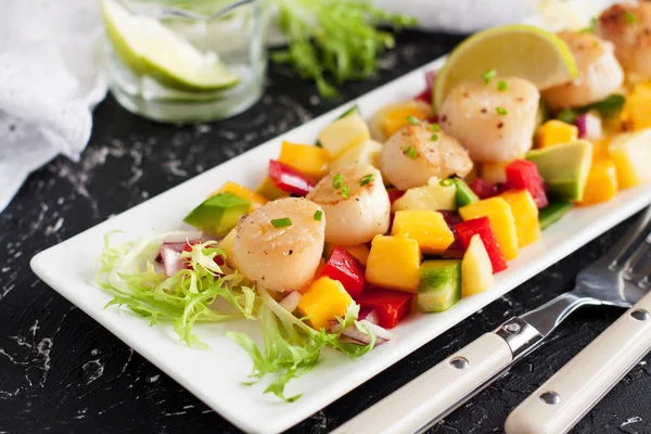 Seared Scallops Mango Pineapple Salsa Black Table — Stock Photo, Image