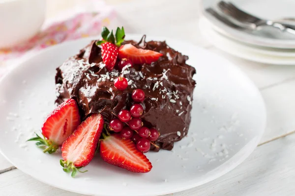 Vegan Raw Chocolate Beetroot Cake Fresh Berries White Table — Stock Photo, Image