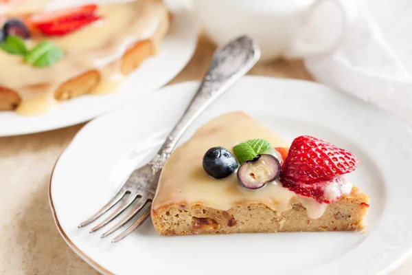 Gâteau Sans Gluten Aux Noix Servi Avec Des Baies Fraîches — Photo