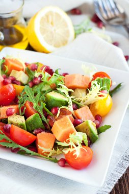 Olgun papaya ve Avokado Salata Domates ve nar taneleri ile. Sağlıklı yemek