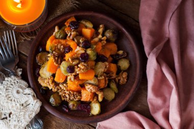 Bal ve tarçın sos ile şenlikli salatası kavrulmuş Brüksel lahanası, butternut squash, pecans ve kızılcık sırlı. 