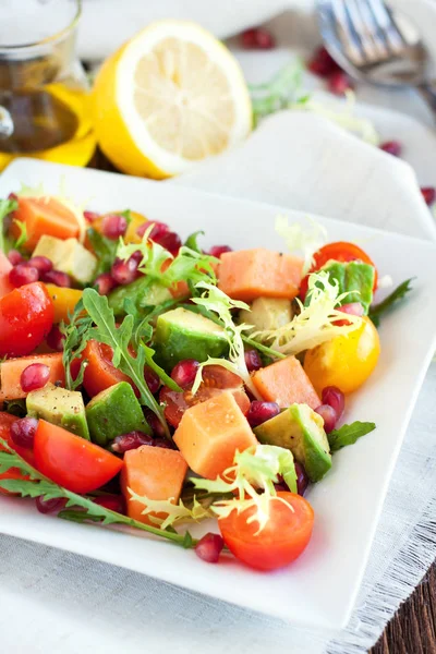 Olgun papaya ve Avokado Salata Domates ve nar taneleri ile. Sağlıklı yemek