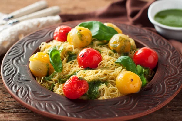 Spagetti ile renkli demlenmiş kiraz domates, fesleğen ve pesto sos seramik plaka