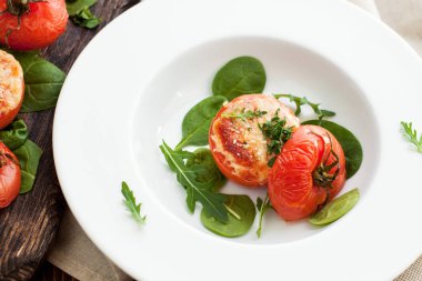 Parmesan peyniri, roka ve bebek ıspanak yaprakları ile hizmet ile kavrulmuş domates. Yaz gıda