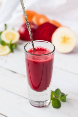 Cam detoxifying pancar, elma, limon ve Nane suyu Beyaz ahşap tablo