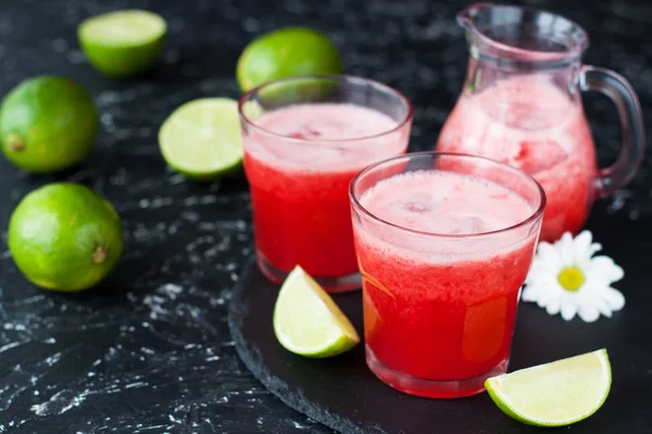 Verse Roze Limonade Met Framboos Cranberry Aardbei Appel Kalk Versierd — Stockfoto