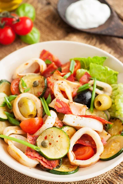 魚介類と野菜の素朴な木製のテーブルと低炭水化物の地中海サラダ ヘルシーなランチ — ストック写真