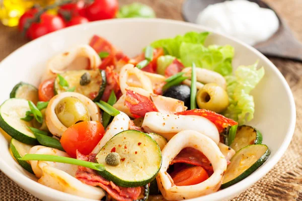 Ensalada Mediterránea Baja Carbohidratos Con Mariscos Verduras Sobre Mesa Madera — Foto de Stock