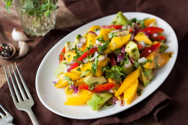 Insalata Verdure Sana Con Mango Fresco Avocado Cipolla Peperone Sul — Foto Stock