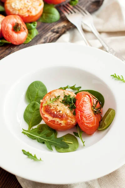 Roasted Tomatoes Parmesan Cheese Served Arugula Baby Spinach Leaves Summer — Stock Photo, Image