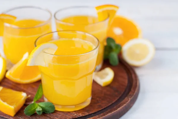 Tres Vasos Refrescante Bebida Cítrica Con Rodajas Limón Hojas Naranja —  Fotos de Stock