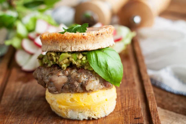 Hamburguesa Casera Sin Gluten Con Pan Huevos Empanada Res Guacamole —  Fotos de Stock