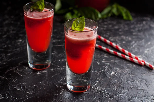 Dos Vasos Limonada Albahaca Fresa Recién Hecha Con Pajitas Mesa —  Fotos de Stock