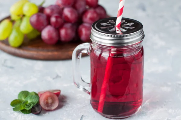 Antioxidatives Weintrauben Und Apfelmost Entgiftungsgetränk Einmachglas Auf Grauem Tisch — Stockfoto