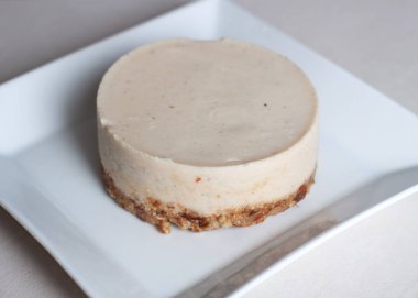 Çiğ vegan cheesecake karamel sirup ve taze çilek ile hazırlanması