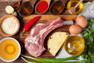 Kaburga pirzola, acı biber, ananas, yumurta, maydanoz, ekmek kırıntıları, zeytinyağı, bal, soslar. Tatlı ve ekşi domuz eti hazırlama için malzemeler