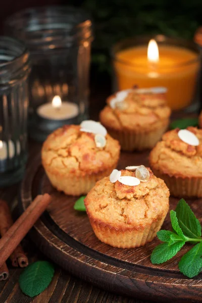 Glutén Free Sütőtök Sárgarépa Muffin Díszített Mandula Sötét Fából Készült — Stock Fotó