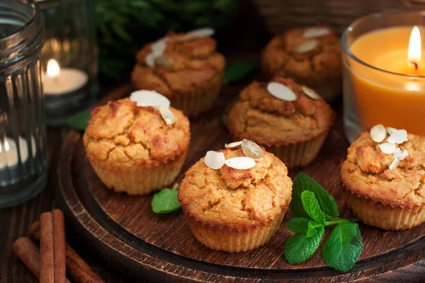 Glutén Free Sütőtök Sárgarépa Muffin Díszített Mandula Sötét Fából Készült — Stock Fotó