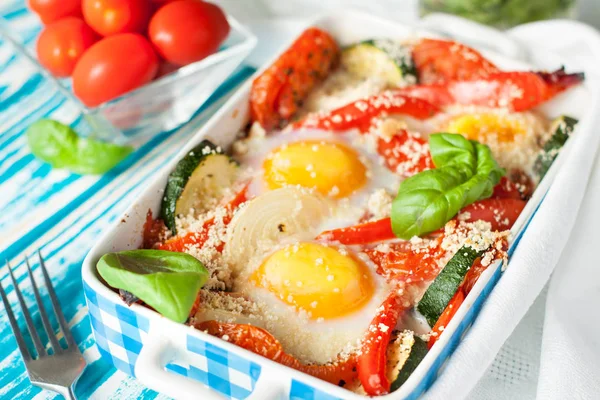 Baked Eggs Zucchinii Basil Onion Bell Pepper Tomatoes Healthy Breakfast — Stock Photo, Image