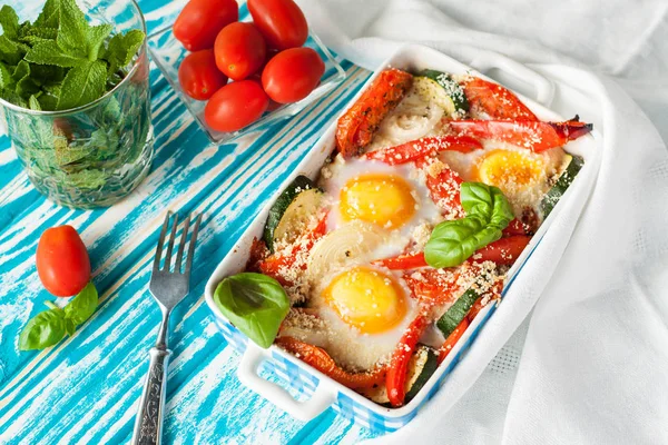 Baked Eggs Zucchinii Basil Onion Bell Pepper Tomatoes Healthy Breakfast — Stock Photo, Image