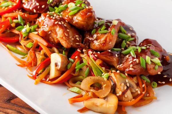 Teriyaki Chicken Grill Sliced Carrot Bell Pepper Mushroom Onion White — Stock Photo, Image