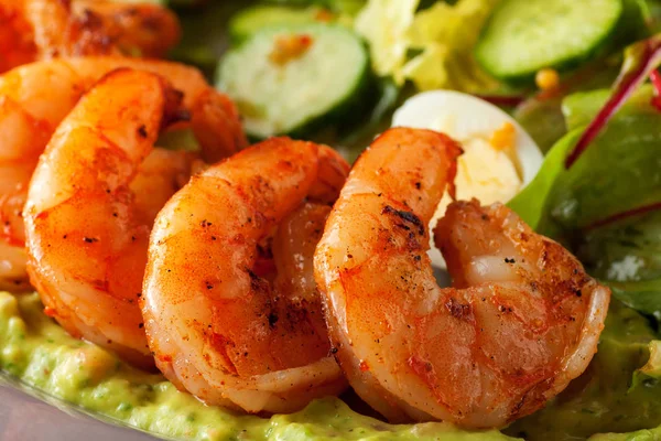 Delicious Grilled Shrimps Served Salad Quail Eggs Green Vegetables Lettuce — Stock Photo, Image