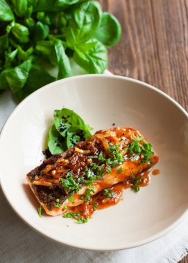 Somon fileto zencefil yağda soğan ve taze fesleğen rustik ahşap masa üzerinde sırlı