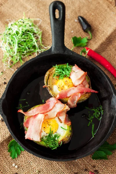 Дві Запечені Яйця Авокадо Беконом Залізній Сковороді Прикрашені Петрушкою — стокове фото