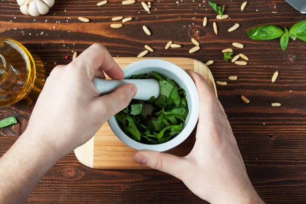 Hombre Aplasta Hojas Albahaca Mortero Preparación Pesto Albahaca Sobre Mesa —  Fotos de Stock